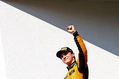 Oscar Piastri z McLarenu slaví triumf ve VC Maďarska F1 2024