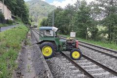 traktor v kolejišti