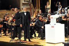 Robot YuMi diriguje Andreu Bocelliho