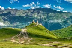 Kostel Nejsvětější Trojice, vesnice Gergeti, Gruzie, Cestování, dovolená, Magazín