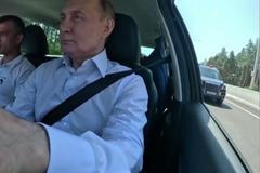 Putin chtěl zpropagovat luxusní auto. Při prezentaci málem způsobil nehodu