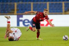 Pavel Seďko a Michal Sadílek v zápase skupiny E kvalifikace MS Bělorusko - Česko