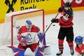 Scott Laughton a Karel Vejmelka v zápase Česko - Kanada na MS 2023