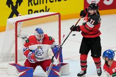 Scott Laughton a Karel Vejmelka v zápase Česko - Kanada na MS 2023