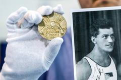 Zlatá olympijská medaile z roku 1924 s fotografií Bedřicha Šupčíka