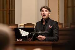 Opera v jednacím sále poslanecké sněmovny, zpívá Vojtěch Dyk a Simona Šaturová