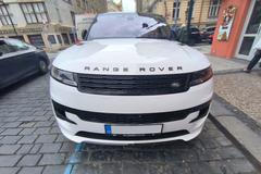 Parkování v Praze 1, šířka parkovacích míst, příliš široká auta