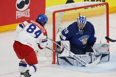 Tomáš Kundrátek a Harri Säteri v zápase MS 2024 Česko - Finsko