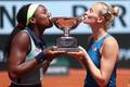 Kateřina Siniaková s Cori Gauffovou slaví triufm ve čtyřhře na French Open 2024