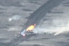 Tank americké výroby zasáhl nejspíš ruský dron, z hořícího stroje unikla tříčlenná posádka