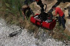 Tuny mrtvých ryb v řeckém přístavu