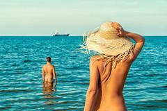 Naturisté nudisté ilustrační foto