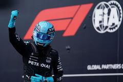 George Russell z Mercedesu slaví vítězství v kvalifikaci na VC Kanady F1 2024