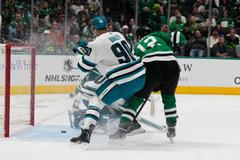 Centr Dallasu Radek Faksa (12) dává gól v zápase se San Jose