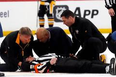 Kolize rozhodčího Kozariho s obráncem Tampy při utkání NHL