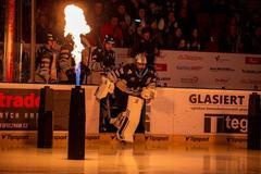 Dominik Frodl z Karlových Varů nastupuje k utkání hokejové extraligy