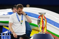 Gareth Southgate smutně prochází vedle trofeje pro vítěze po finále Eura 2024 Španělsko - Anglie