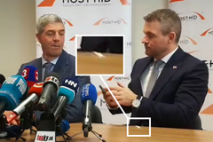 Pellegrinimu při tiskové konferenci vypadl neznámý předmět z kapsy