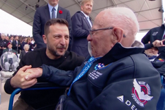 Ukrajinský prezident Volodomyr Zelenskyj při připomínce 80 let od Dne D objal válečného veterána