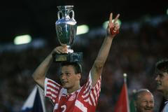 Dánský obránce Torben Piechnik s trofejí pro mistry Evropy 1992