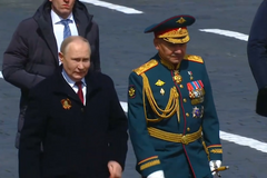 Na záběrech lze pozorovat Putinovy nepřirozené pohyby, které by mohla způsobit neprůstřelná vesta