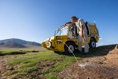 Žlutá žába pluje