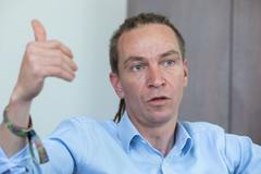 Nerozumí tomu. Měl by skončit. Bartoš to tvrdě schytává od senátorů