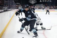 Alex Kerfoot v přípravném zápase Utahu v aréně Delta Center