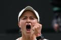 Barbora Krejčíková v osmifinále Wimbledonu 2024 s Danielle Collinsovou