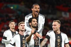 Ilkay Gündogan (21) a Leroy Sané (nad ním) oslavují gól německé reprezentace