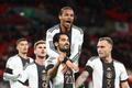 Ilkay Gündogan (21) a Leroy Sané (nad ním) oslavují gól německé reprezentace