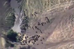 Tři zásahy v řadě. Obávaná zbraň udeřila na ruské jednotky, naznačují záběry