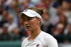 Barbora Krejčíková v osmifinále Wimbledonu 2024 s Danielle Collinsovou