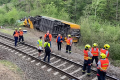 Českým drahám zřejmě ujel u Měchenic vlak bez strojvedoucího, po několika kilometrech vykolejil
