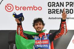 Francesco Bagnaia slaví vítězství ve VC Itálie třídy MotoGP 2024