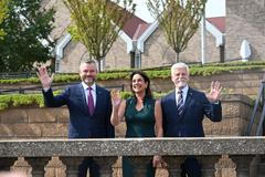 Český prezident Petr Pavel s prezidentem Slovenska Petrem Pellegrinim a starostkou Cedar Rapids Tiffany O'Donnellovou při oslavě rekonstruované hodinové věže a 50. výročí výjimečného muzea.