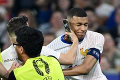 Fanoušek se snaží o selfie s Kylianem Mbappém v semifinále Eura