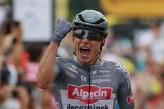 Jasper Philipsen slaví vítězství v desáté etapě Tour de France 2024