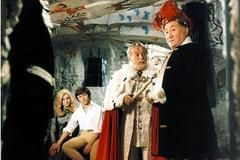 V Šíleně smutné princezně se objevuje hned několik narážek na tehdejší režim