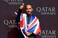 Pilot Mercedesu Lewis Hamilton slaví triumf ve VC Británie formule 1 2024