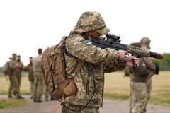 Důstojníci v ulicích Charkova verbují civilisty do armády