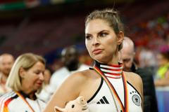 Zklamaná Lisa Füllkrugvová, manželka Niclase Füllkruga, po čtvrtfinále Eura 2024 Španělsko - Německo