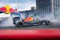 David Coulthard v Red Bullu při show v ulicích Prahy