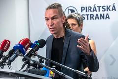Záznam: Sledujte brífink Pirátů, na kterém defacto odešli z vlády