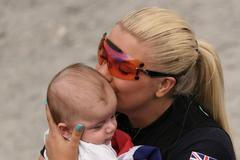 Amber Rutterová líbá synka Tommyho po střelecké soutěži ve skeetu na OH 2024 v Paříži