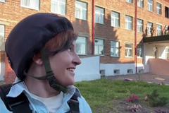 Ukrajinská státní televize odvysílala tuto reportáž, kde Ukrajinci sundávají ruskou vlajku v Sudži