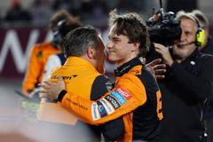Pilot Oscar Piastri (vpravo) a šéf stáje Zak Brown slaví triumf ve sprintu v rámci VC Kataru 2024