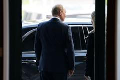 Ukrajinští vojáci se natáčejí v dobytých ruských městech a mění vlajky