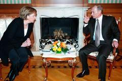 Merkelová obvinila Putina z "mocenských her" kvůli jejich setkání v roce 2007