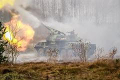 Čeští vojáci v Litvě trénovali střelbu z houfnic Dana na cíle v moři.